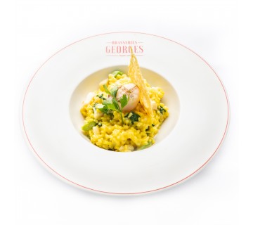Risotto aux St Jacques, asperges vertes, cébettes et tuile de parmesan