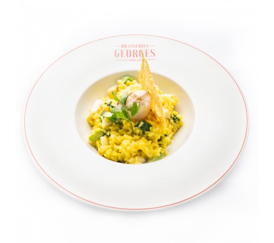 Risotto aux St Jacques, asperges vertes, cébettes et tuile de parmesan