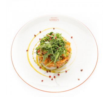 Tartare de saumon, de l’oignon rouge, bruschetta au caviar d’aubergine 