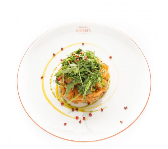 Tartare de saumon, de l’oignon rouge, bruschetta au caviar d’aubergine 