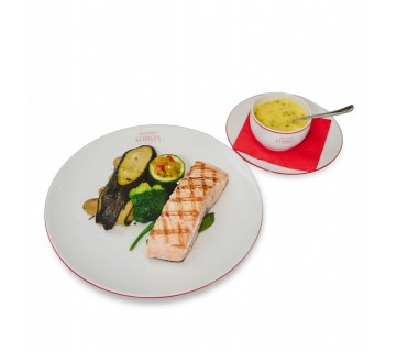 Saumon Grillé, sauce Béarnaise, légumes de saison, pommes sautées à l'ail et au persil