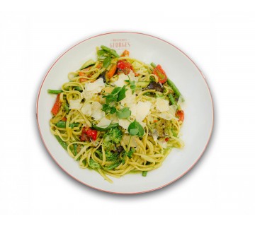 Linguine aux légumes, basilic frais, copeaux de Parmesan