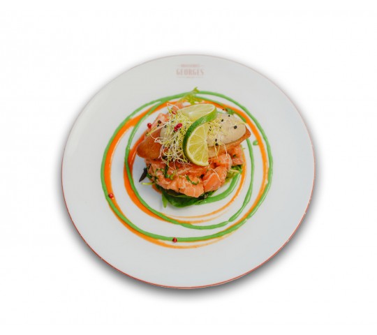 Tartare de saumon, de l’oignon rouge, bruschetta au caviar d’aubergine 