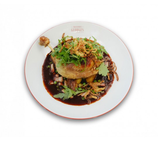 Cuisse de Canard confite, petits pois et lardons, pommes de terre sautées à l'ail et persil